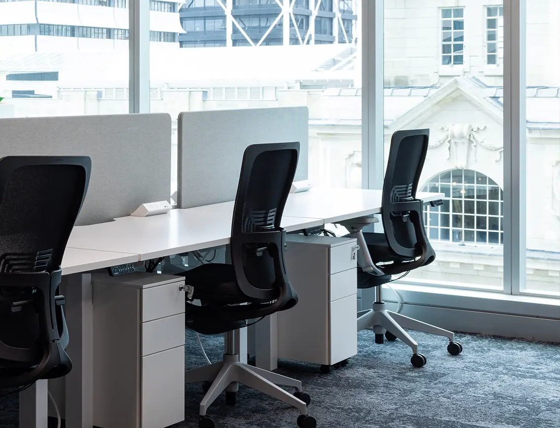 Hewlett Packard Enterprise open-plan desks with ergonomic chairs and collaborative layout